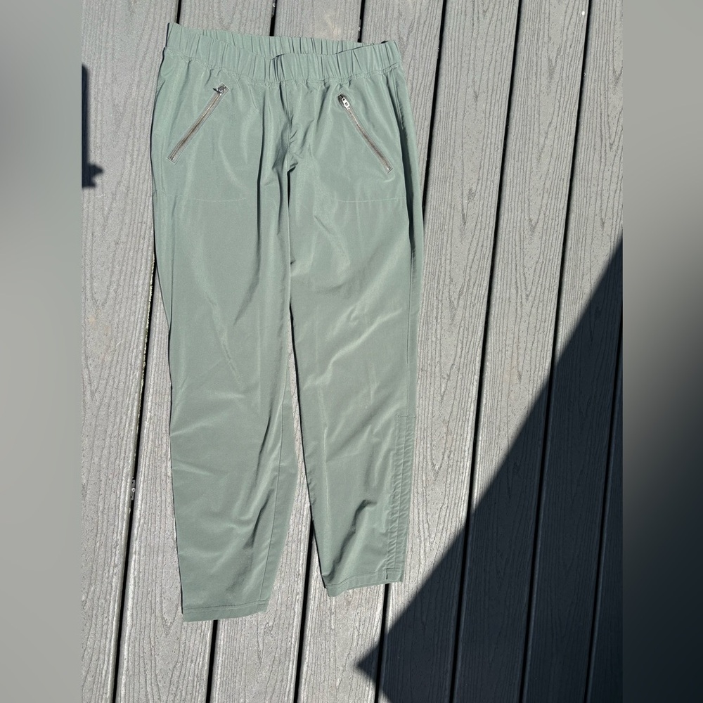 Athleta Sage Green Capris with Zippered Pockets